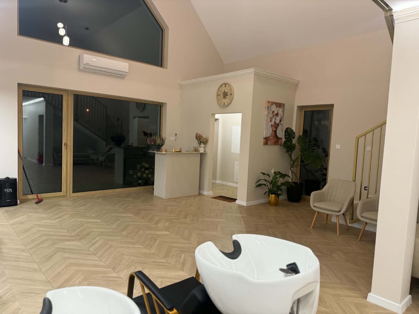 Przestronne wnętrze salonu i recepcja